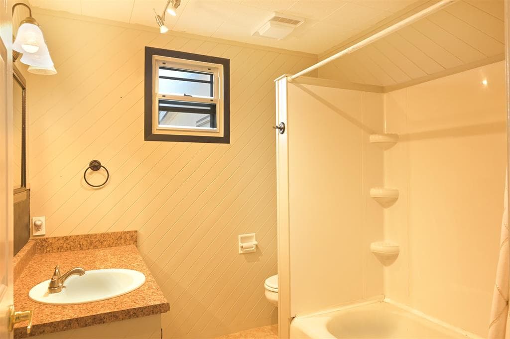 427 N Bernard St — photo 4 of 25