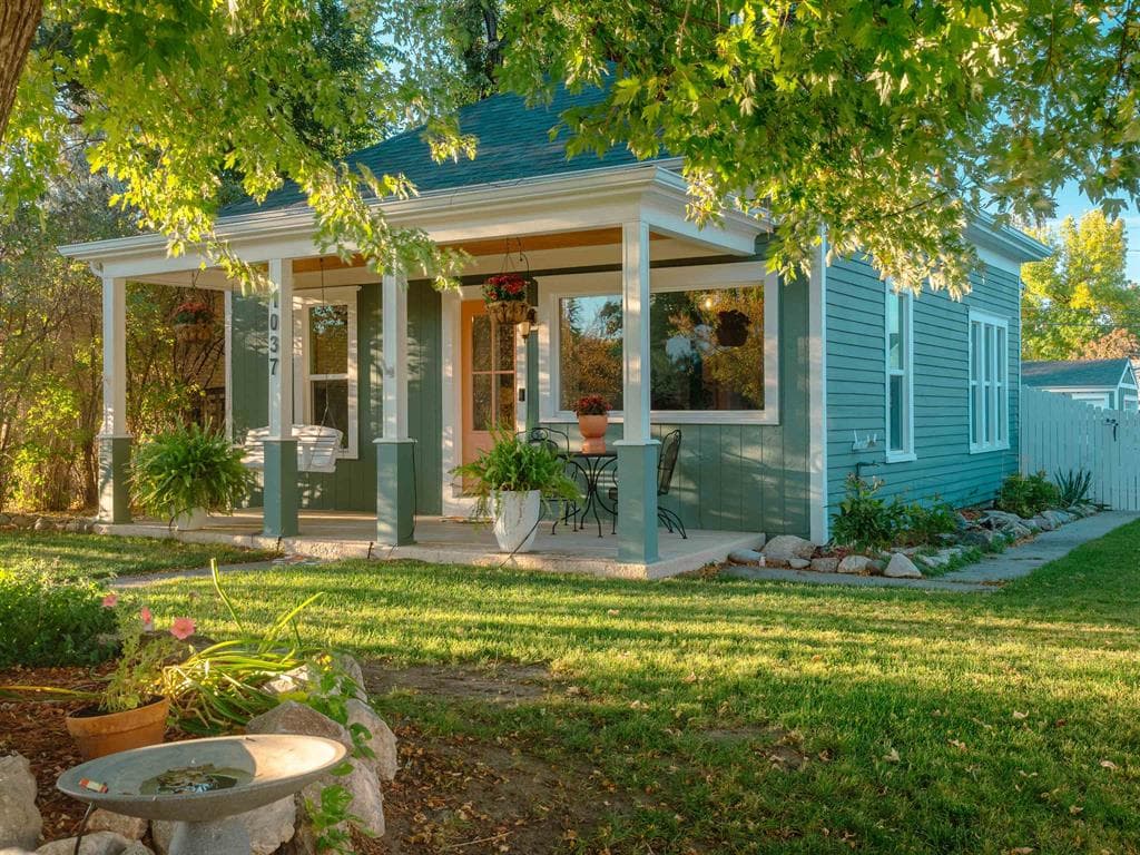 1037 Alger Ave photo 1