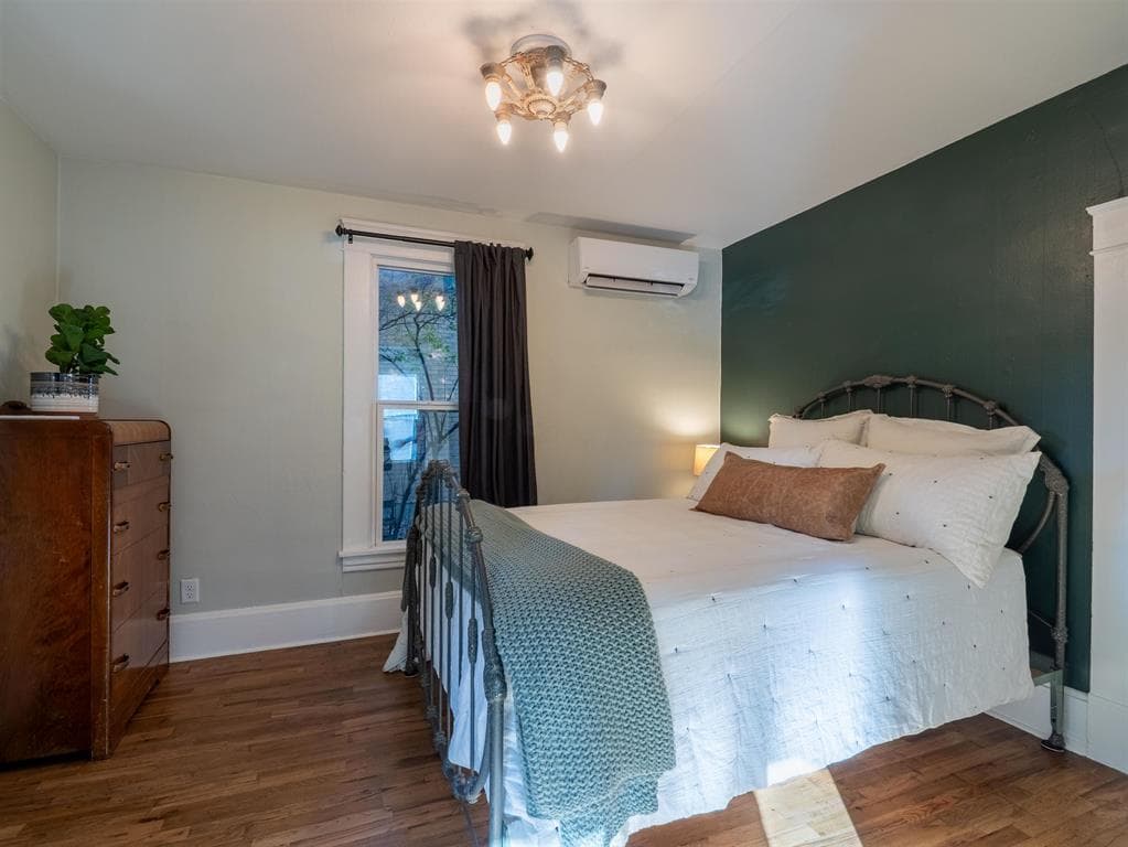 1037 Alger Ave — photo 11 of 21