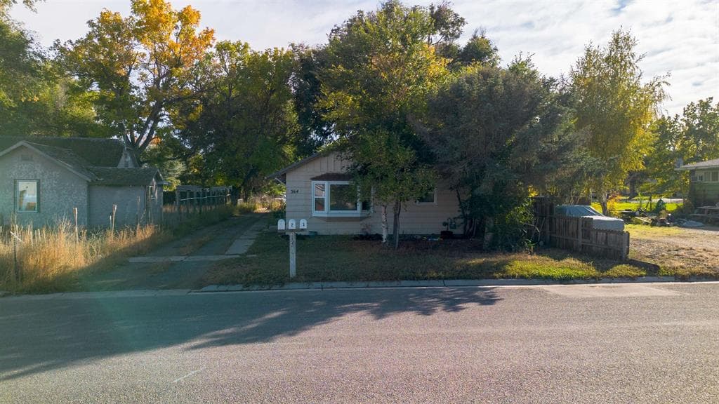 364 3rd St W photo 1