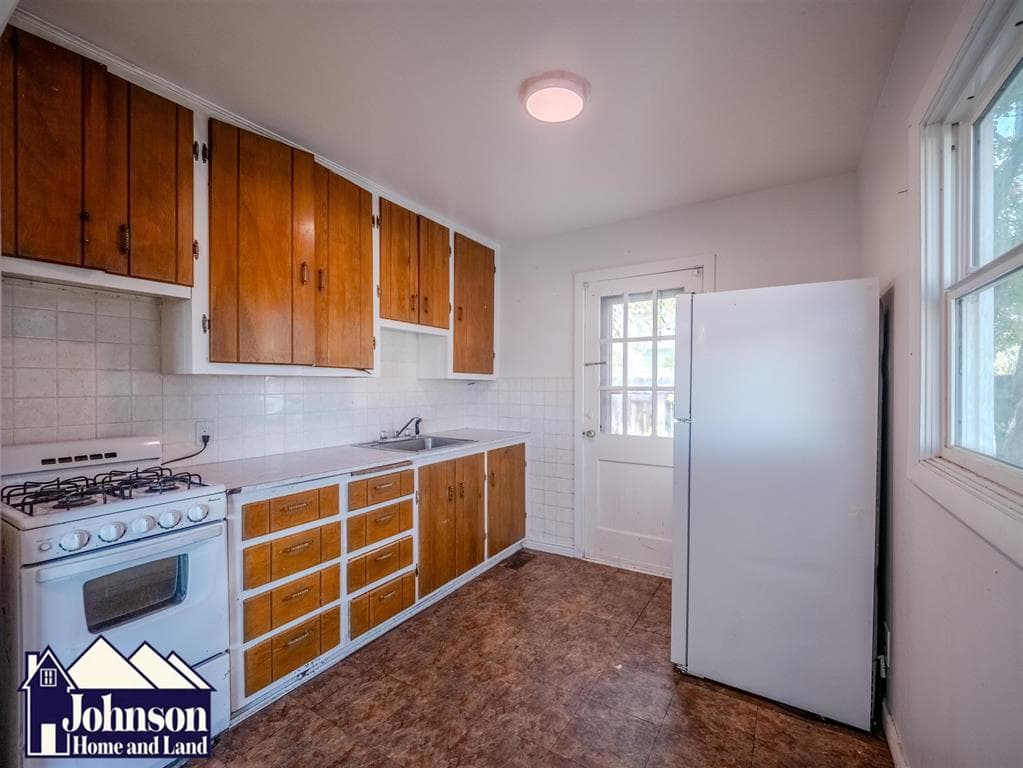 364 3rd St W — photo 9 of 25