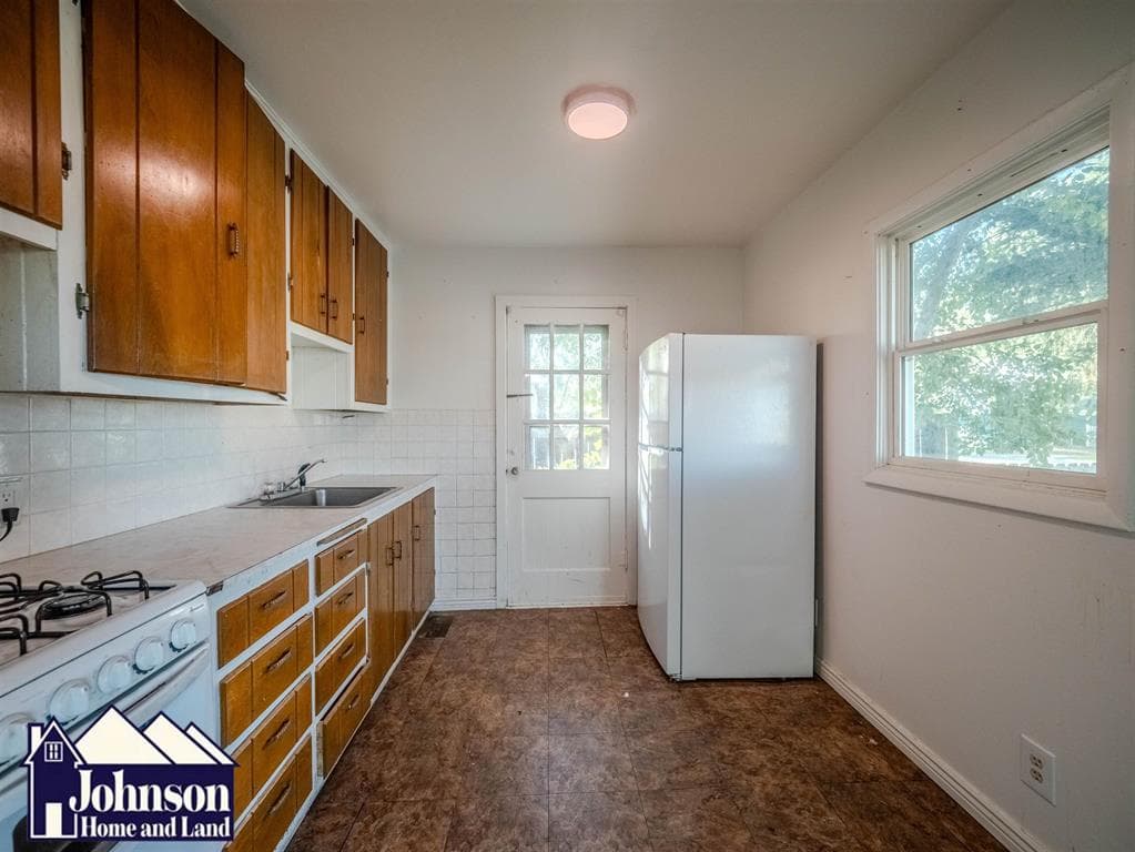 364 3rd St W — photo 10 of 25