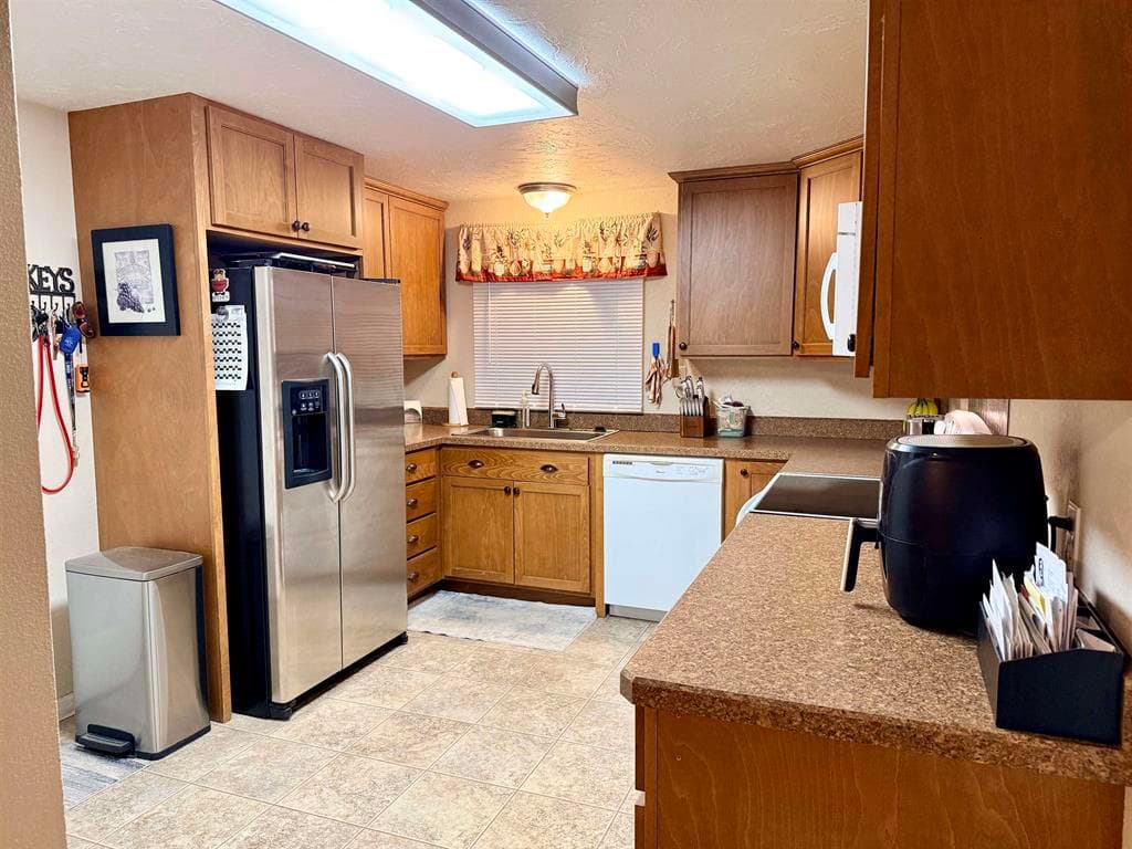 810 Howell Ave — photo 6 of 25