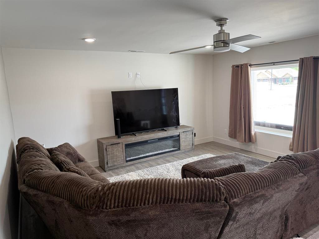 742 N Clark St — photo 2 of 16