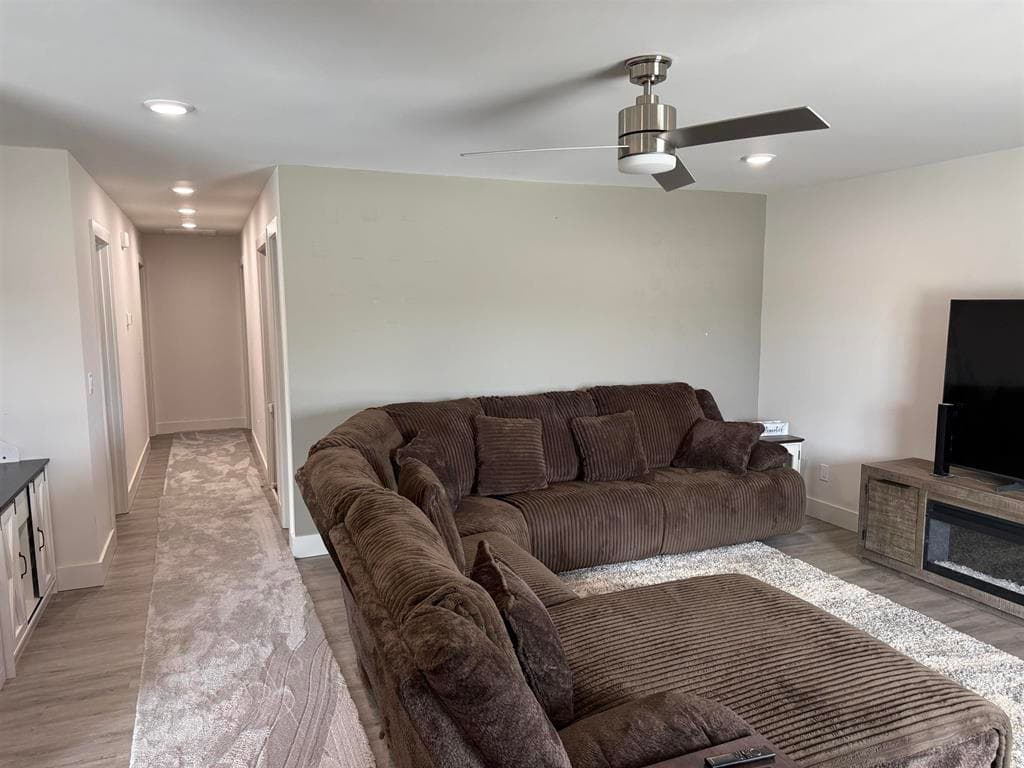 742 N Clark St — photo 6 of 16