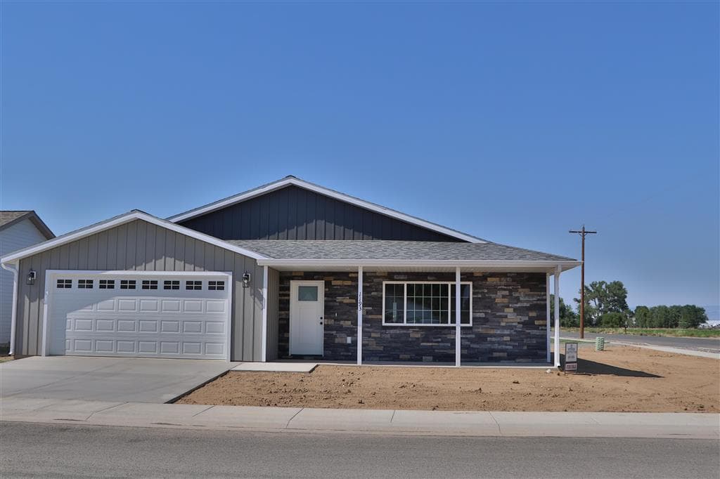 1193 Van Pl photo 1