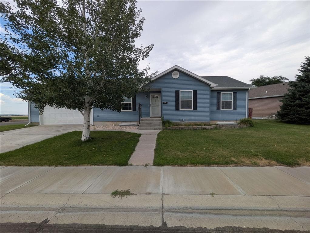 691 Oakwood Dr photo 1