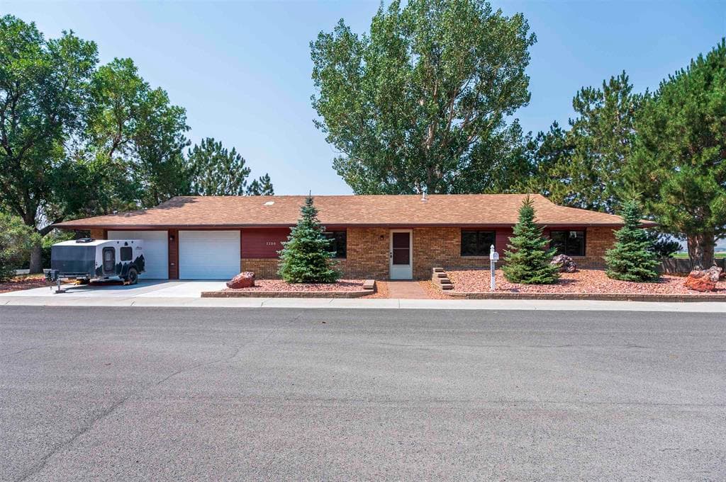 1100 Crandall Dr photo 1