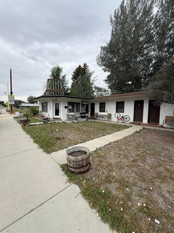701 W C St photo 1