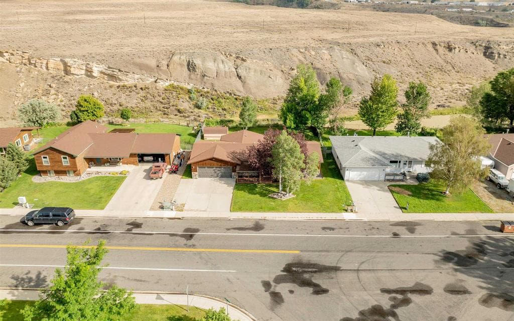 919 Spruce Dr photo 1