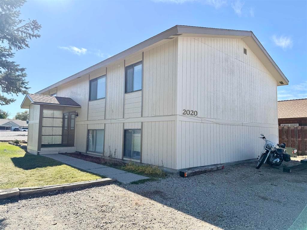 2020 Pioneer Ave photo 1